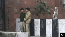 Lima polisi perempuan India berjaga di luar gedung pengadilan dimana lima terdakwa pelaku pemerkosaan menjalani persidangan di New Delhi, India (7/1).