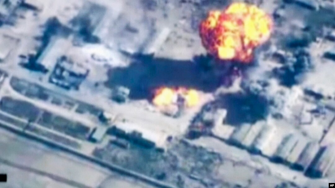 Dalam gambar video yang dikeluarkan militer Yordania, ledakan terjadi dalam serangan udara di sebuah lokasi yang tidak disebutkan di Suriah. 