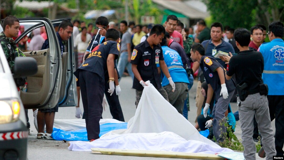 Para petugas menutupi jenazah korban penembakan di provinsi Pattani, Thailand selatan, (11/9). Tiga orang tentara dilaporkan tewas ditembak kelompok bersenjata di daerah Yarang, provinsi Yala, Thailand, Kamis pagi (12/9).