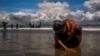 Seorang pengungsi Rohingya menyentuh pasir di pantai Bengal, Shah Porir Dwip, Bangladesh, 11 September 2017, setibanya di kawasan itu. (Foto: dok). Militer Malaysia mengukuhkan pihaknya menghalau sedikitnya satu perahu mencurigakan yang penuh berisi orang Rohingya, Jumat (17/4).