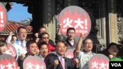 民进党发起‘火大列车’系列群众运动(美国之音张佩芝拍摄)