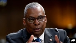 Menteri Pertahanan AS Lloyd Austin berbicara kepada anggota Senat AS dalam sebuah sesi sidang di Gedung Capitol, Washington, pada 16 Mei 2023. (Foto: AP/Andrew Harnik)