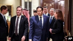 Menteri Luar Negeri AS Marco Rubio, Penasihat Keamanan Nasional AS Mike Waltz, dan utusan AS untuk Timur Tengah Steve Witkoff di Istana Diriyah, di Riyadh, Arab Saudi, Selasa, 18 Februari 2025. (Evelyn Hockstein/Pool Photo via AP)