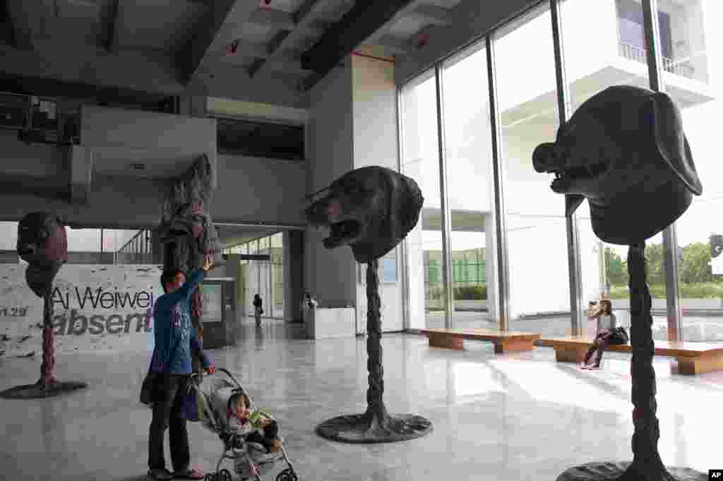 参观者给青铜兽首拍照