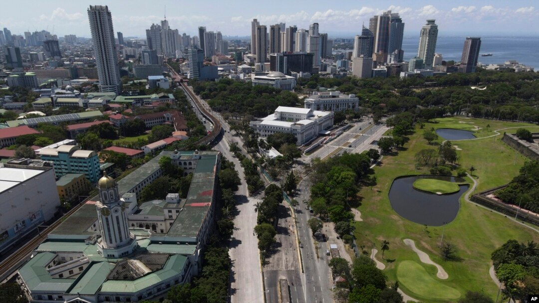 Jalanan ibu kota Manila terlihat lengang saat pemerintah kembali menerapkan lockdown untuk mencegah penyebaran virus COVID-19 pada Jumat Agung, 2 April 2021 di Manila, Filipina.
