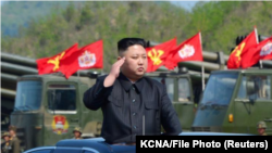 El líder de Corea del Norte, Kim Jong Un, inspecciona los lanzadores de artillería antes de un simulacro militar que marca el 85 ° aniversario del establecimiento del Ejército Popular de Corea (APC) el 25 de abril de 2017. KCNA / File Photo a través de RE