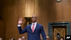 ARCHIVO - Eric Scott Turner, nominado por el presidente electo Donald Trump para ser Secretario de Vivienda y Desarrollo Urbano, presta juramento en el Senado para su confirmación el jueves 16 de enero de 2025, en Washington. (Foto AP/Rod Lamkey, Jr.)