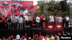 ARCHIVO - La presidenta de Honduras, Xiomara Castro, se dirige a sus partidarios durante una protesta para exigir que el Congreso cumpla con el mandato constitucional de elegir nuevas autoridades del Ministerio Público, en Tegucigalpa, Honduras, el 29 de agosto de 2023.