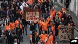 Sejumlah produsen Cognac turun ke jalan dalam aksi demo menentang ancaman pemberlakuan tarif oleh China terhadap minuman mereka di Cognac, Prancis, pada 17 September 2024. (Foto: AFP/Thibaud Moritz)