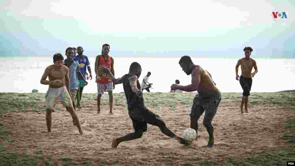 En medio de la crisis y desesperaci&#243;n, los migrantes sacan tiempo para jugar el deporte m&#225;s popular en el pa&#237;s, el futbol. 
