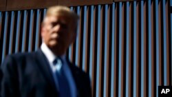 အမေရိကန်-မက္ကဆီကို နယ်စပ်တံတိုင်းကို သွားရောက်စစ်ဆေးနေသည့် သမ္မတ Donald Trump. (စက်တင်ဘာ ၁၈၊ ၂၀၁၉)