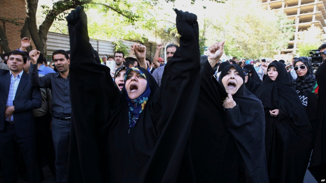 Para demonstran Iran meneriakkan slogan-slogan protes di depan Kedutaan Arab Saudi di Teheran (27/9) terkait tragedi di Mina. (AP/Vahid Salem)