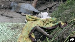 The bodies of victims of the landslides lie on the ground in Teresopolis, 13 Jan 2011