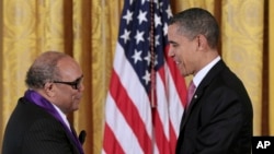 ARCHIVO - El presidente Barack Obama entrega la Medalla Nacional de las Artes 2010 al músico y productor discográfico Quincy Jones, el miércoles 2 de marzo de 2011, durante una ceremonia en la Sala Este de la Casa Blanca en Washington.