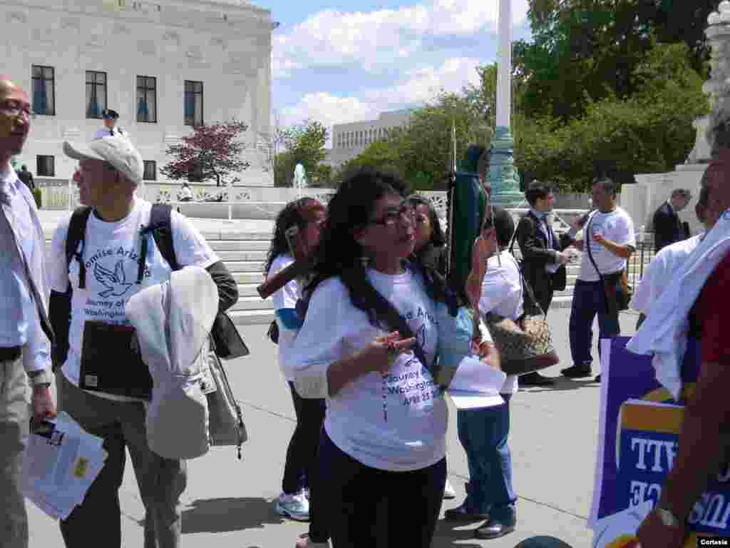 Manifestantes reunidos frente a la Suprema Corte de Justicia de Estados Unidos