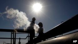 Seorang pekerja sedang bekerja di kilang di dalam kompleks minyak Brega, di Brega, bagian timur Libya, 18 Januari 2020. (Foto: Hussein Malla/AP Photo)