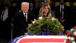 Presiden terpilih Amerika Serikat Donald Trump dan Melania memberi penghormatan kepada jenazah mendiang Jimmy Carter di Washington, DC hari Rabu (8/1).