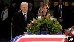 Presiden terpilih Amerika Serikat Donald Trump dan Melania memberi penghormatan kepada jenazah mendiang Jimmy Carter di Washington, DC hari Rabu (8/1).