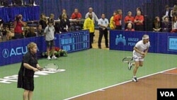 Elton John y Martina Navratilova en la línea de fondo del court durante su encuentro ante Steffi Graff y Andre Agassi.