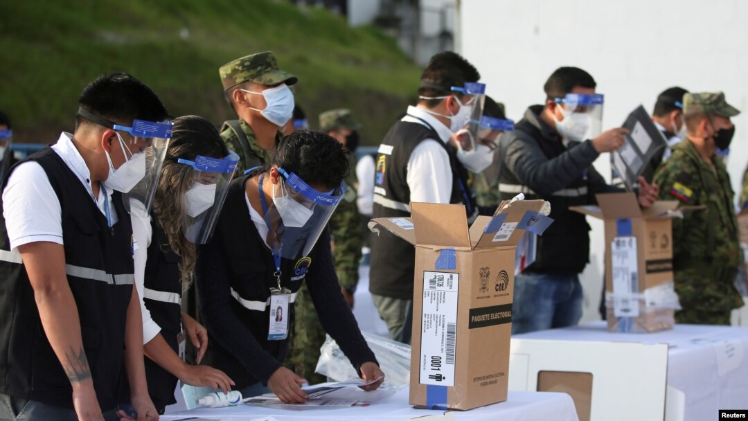 Miembros del Consejo Nacional Electoral de Ecuador preparan material para los comicios del 11 de abril de 2021.