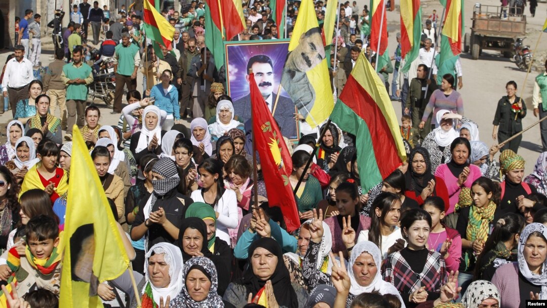Suriya kurdlari Turkiyada faoliyati taqiqlangan Kurdiston ishchilar partiyasini himoya qilib namoyish o'tkazmoqda, Hasaka shahri, Suriya, 1-noyabr, 2012-yil.