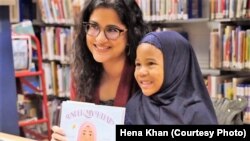 Penulis Hena Khan dan seorang pembaca dalam sebuah acara di Perpustakaan Umum Takoma, Maryland, 28 Februari 2019. (Foto: Hena Khan)