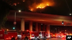 Camiones de bomberos permanecen en Sepulveda Boulevard mientras el incendio arde a lo largo de la Interestatal 405, el 23 de enero de 2025, en Los Ángeles.