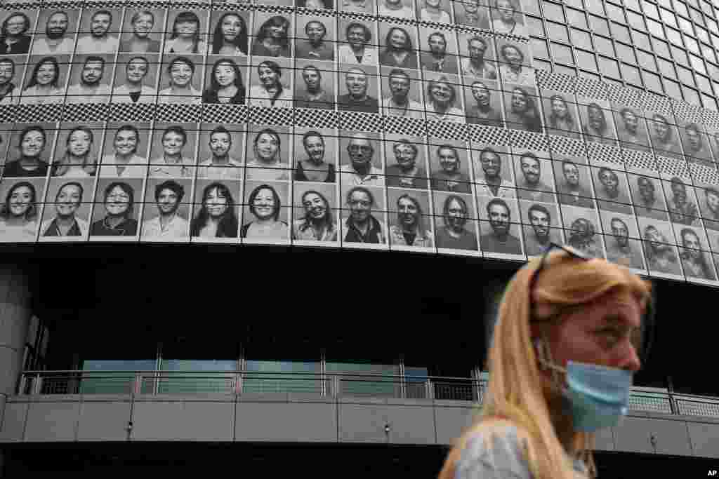  عکس کادر درمانی و پزشکان فرانسوی که در صف مقدم مقابله با کرونا هستند روی بنای ساختمان اپرای باستیل نصب شد. 