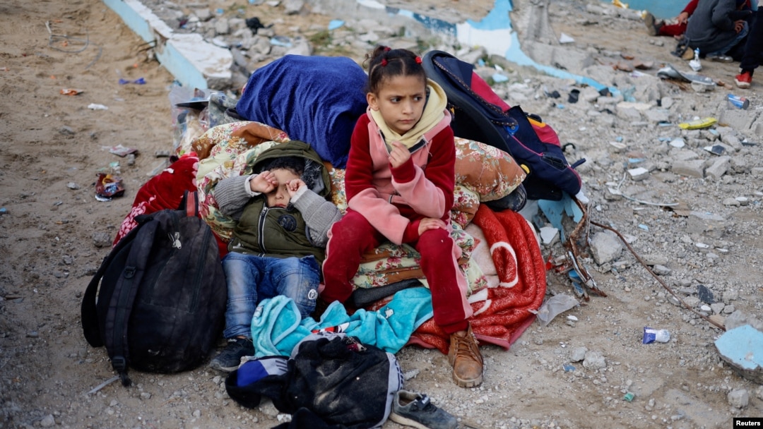 Djeca se odmaraju napolju, dok Palestinci stižu u Rafah nakon što su evakuisani iz bolnice Nasser u Khan Younisu zbog izraelske kopnene operacije, u južnom pojasu Gaze, 15. februara 2024.