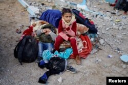 Deca se odmaraju na gomili stvari na ulici, dok Palestinci stižu u Rafu nakon evakuacije iz bolnice Naser u Kan Junisu, usred izraelske vojne operacije, na jugu Pojasa Gaze, 15. februara 2024.