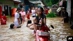 Banjir di salah satu sudut kota Jakarta, 21 Februari 2017. (AP Photo/Dita Alangkara).