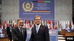 Menlu Afghanistan Salmai Rassul (kiri) dan Menlu Jerman Guido Westerwelle meninjau gedung yang akan menjadi tempat berlangsungnya konferensi di Bonn, Jerman (3/12).