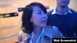 中國央視女記者孔琳琳在英國保守黨年會上出言不遜並動手打人（網絡截圖） 

