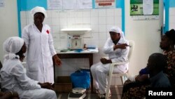 Ma'aikatan kiwon lafiya dake kula da masu cutar Ebola.