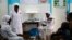 Ma'aikatan kiwon lafiya dake kula da masu cutar Ebola.