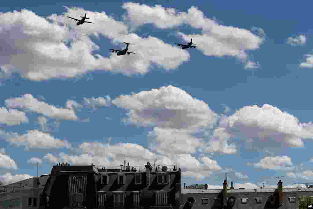 در آستانه &#171;روز باستیل&#187; که با جشن‌های روز ملی فرانسه همراه است، چند هواپیمای نظامی برای مراسم این روز و رژه نظامی آماده می‌شوند. این جشن پنج روز دیگر برگزار می‌شود. 