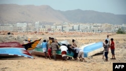 Yemeni fishermen push a boat to shore as they prepare for tropical cyclone Megh, in the southern city of Mukalla in Yemen's Hadramawt province, Nov. 9, 2015. 