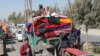 Des familles afghanes quittent leurs maisons après les combats entre l'armée afghane et les insurgés talibans dans la province de Helmand, au sud de l'Afghanistan, le 13 octobre 2020.