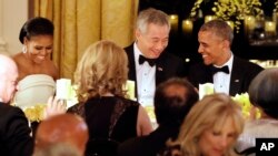 Presiden AS Barack Obama dan Perdana Menteri Singapura Lee Hsien Loong dalam acara makan malam kenegaraan di Gedung Putih, Washington, DC (2/8). (AP/Jacquelyn Martin)