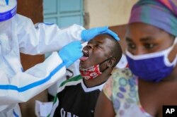 지난달 20일 케냐 나이로비에서 의료진이 시민에게 신종 코로나바이러스 감염증(COVID-19) 테스트를 하고 있다.