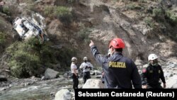 Petugas penyelamat dan polisi mendatangi lokasi kecelakaan bus, di Matucana, Peru, 31 Agustus 2021. (Foto: REUTERS/Sebastian Castaneda)