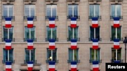 Des drapeaux français sur un bâtiment à Paris, le 27 novembre 2015.