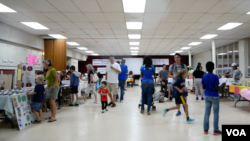 Sekitar 40 anak berpartisipasi dalam Pameran Bisnis Anak-anak Gaithersburg (21/7). (Foto: VOA/Andy Masfar) 