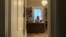 Le premier canadien Justin Trudeau, travaillant à partir de son bureau à domicile à Rideau Cottage, alors que son épouse Sophie Gregoire a été testée positive au COVID-19, Ottawa, Ontario, le 13 mars 2020. (Photo Ella-Grace Trudeau/Cabinet du Premier ministre via REUTERS)