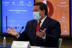 El gobernador de Florida, Ron DeSantis, en rueda de prensa con los alcaldes de Miami-Dade sobre la pandemia del coronavirus. Julio 1 de 2020.