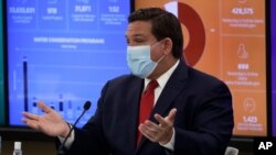 El gobernador de Florida, Ron DeSantis, habla durante una mesa redonda con los alcaldes del condado de Miami-Dade durante la pandemia de coronavirus, el 14 de julio de 2020, en Miami. 