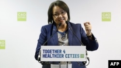 La maire du Cap, Patricia De Lille, prononce une allocution lors du Sommet Climat des villes C40 à Paris le 23 octobre 2017.