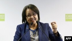 La maire du Cap, Patricia De Lille, prononce une allocution lors du Sommet Climat des villes C40 à Paris le 23 octobre 2017.