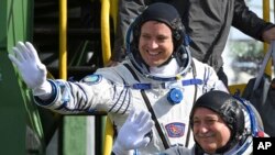 Astronot AS Jack Fischer (atas) dan Kosmonot Rusia Fyodor Yurchikhin, awak pesawat antariksa untuk misi ke ISS (Stasiun Antarikas Internasional) melambaikan tangannya sebelum peluncuran roket Soyuz-FG dari kosmodrom Baikonur, Kazakhstan, 20 April 2017. (AP Photo/Kirill Kudryavtsev, Pool)