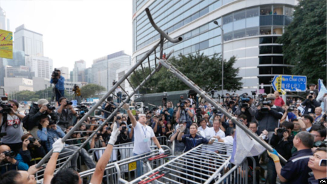 Pihak berwenang Hong Kong mulai membersihkan tempat yang diduduki demonstran sejak September, di daerah Admira;ty, Hong Kong (18/11).